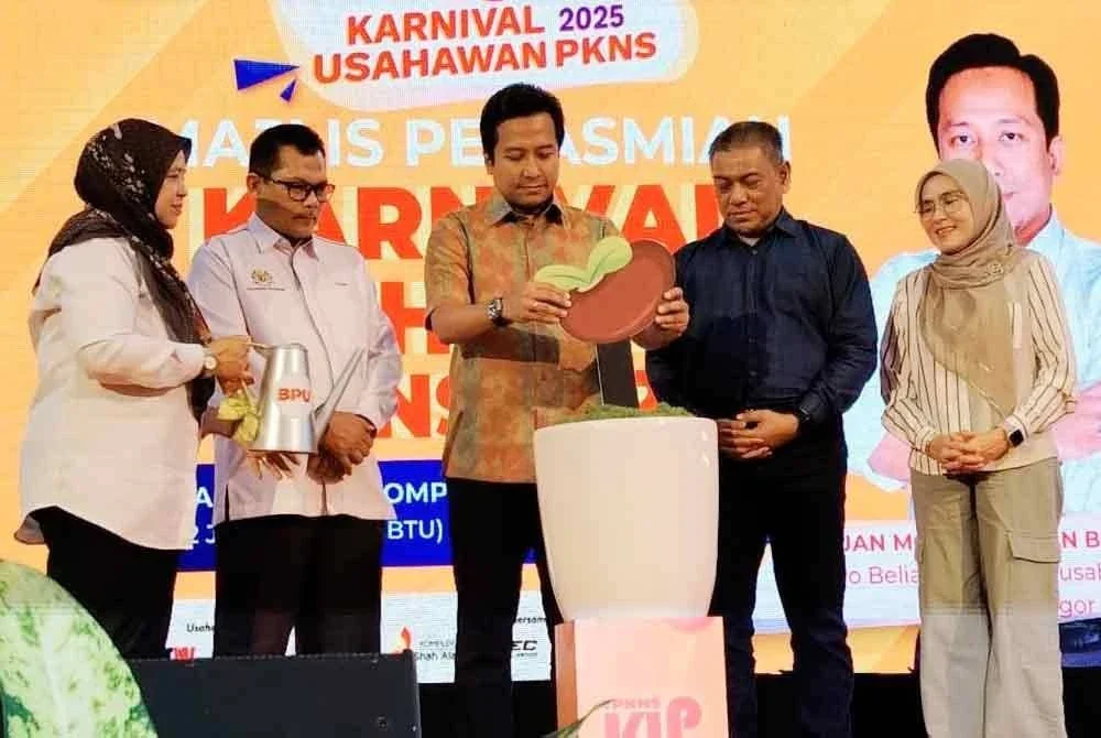 Mohd Najwan (tengah) diiringi Suhaimi (dua dari kanan) merasmikan KUP 2025.