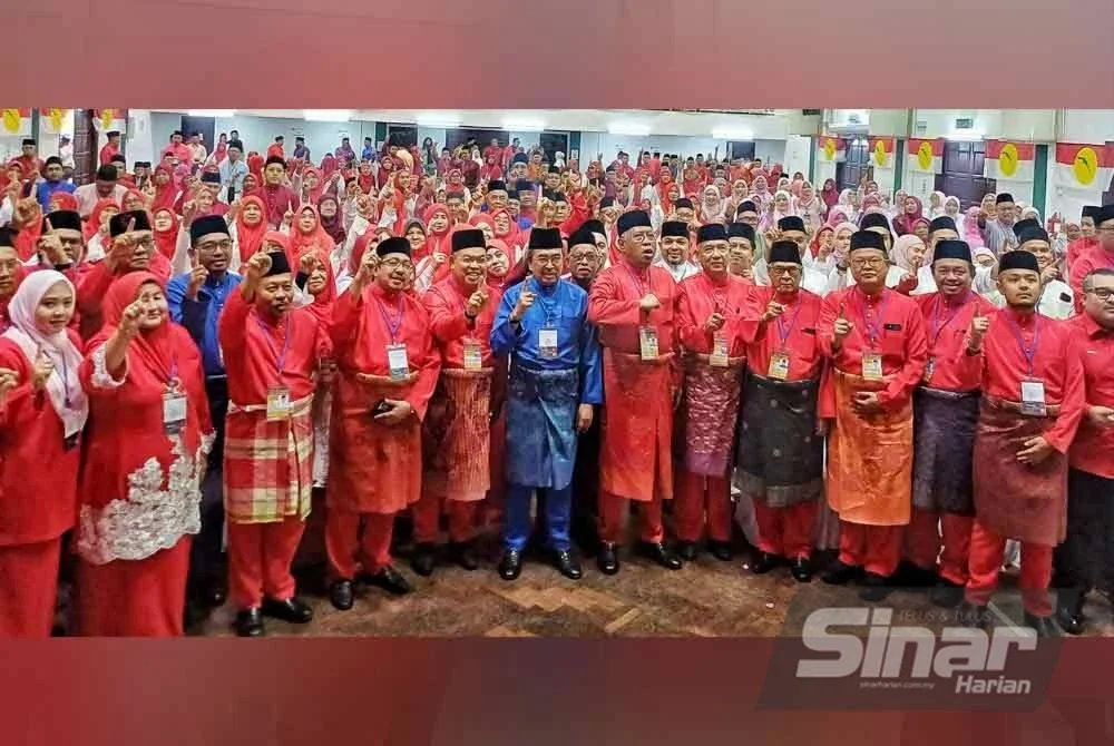 Johari (tengah) bersama perwakilan UMNO Bahagian Kuantan selepas merasmikan Mesyuarat Perwakilan UMNO Bahagian Kuantan di Dewan Universiti Islam Pahang Sultan Ahmad Shah (Unipsas) pada Sabtu.