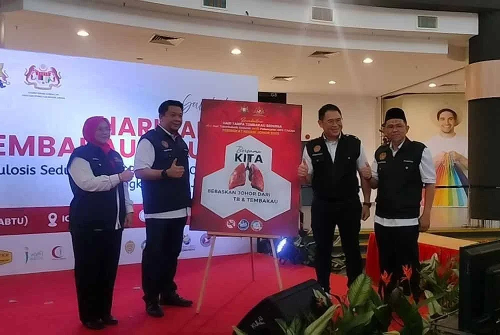 Lukanisman (dua dari kanan) merasmikan Hari Tanpa Tembakau dan Hari Tuberculosis Sedunia di Kulai pada Sabtu.