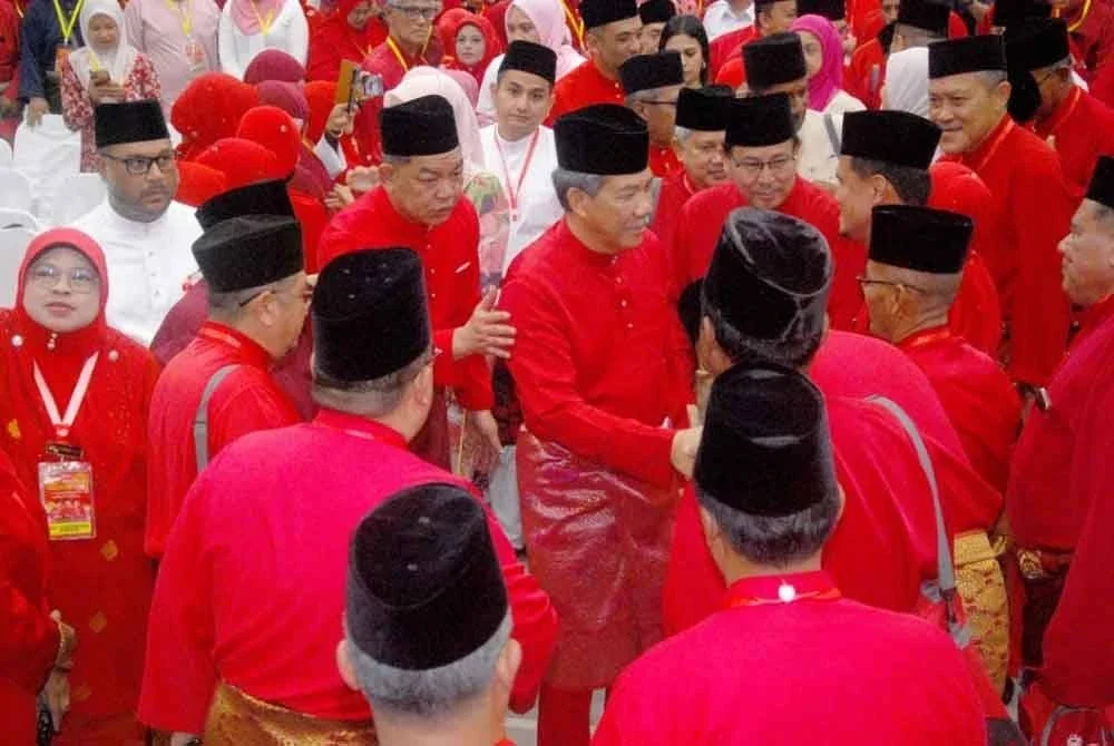 Mohamad (tengah) bersalaman dengan perwakilan yang hadir pada majlis itu.