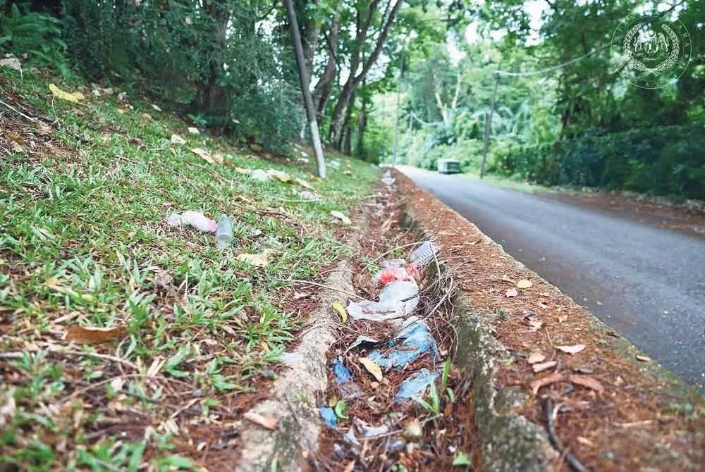 Sultan Ibrahim menegur keadaan longkang yang tersumbat dan sampah sarap yang dibuang merata-rata di pinggir jalan. Foto Facebook Sultan Ibrahim Sultan Iskandar