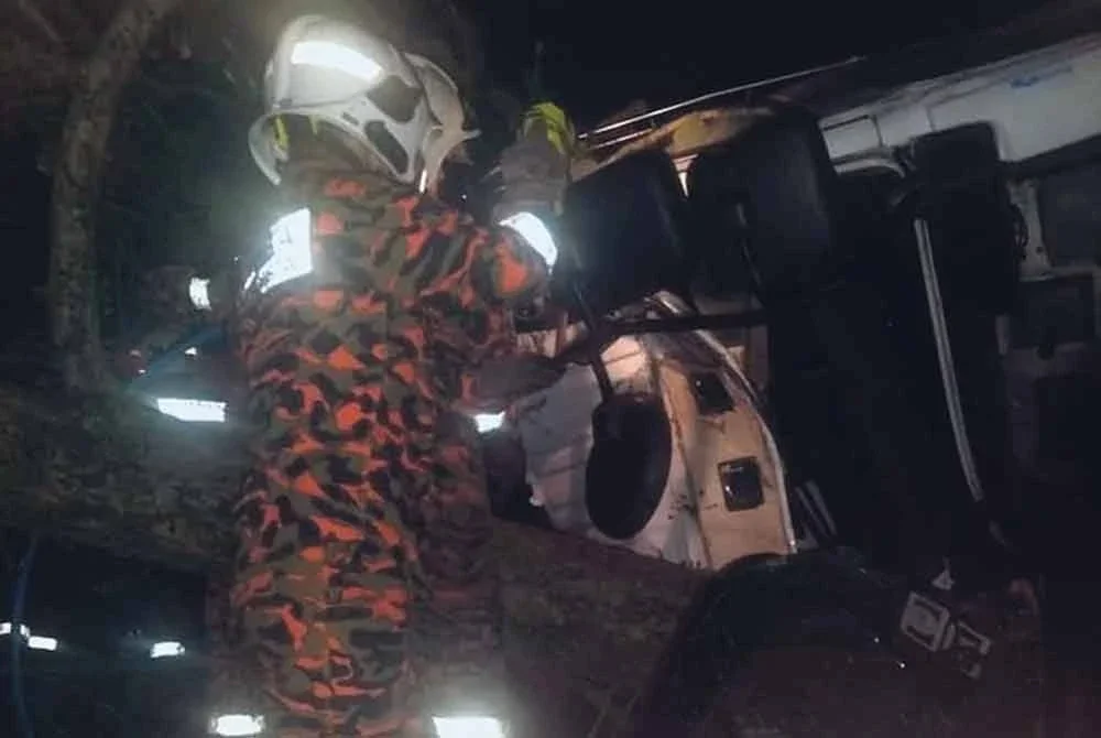 Seorang lelaki maut selepas lori 10 tan yang dipandunya terbabas ke dalam gaung dalam kemalangan di Kilometer 144.1 Lebuhraya PLUS arah selatan, berhampiran Bukit Gambir, awal pagi tadi.