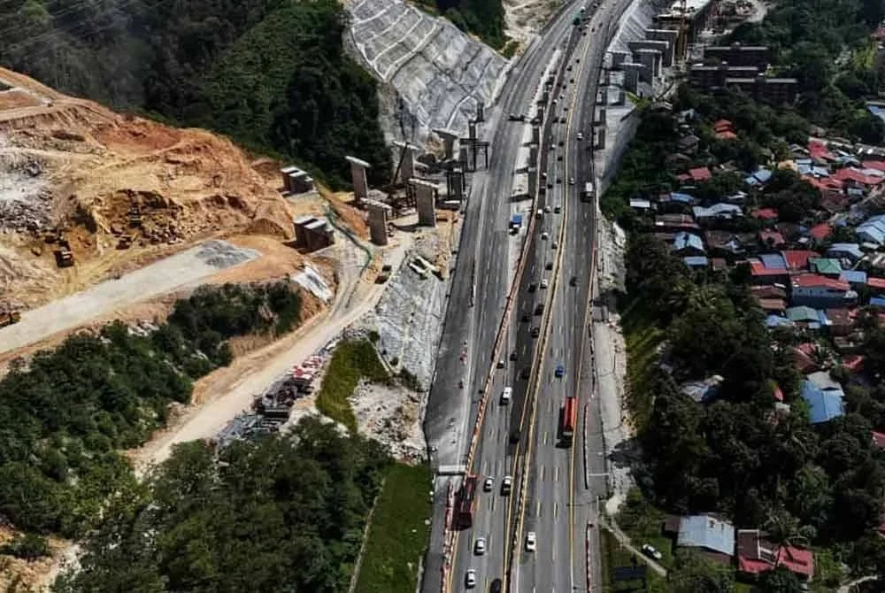 Penutupan sementara lorong arah Kuantan di Lebuhraya KLK bagi memberi laluan kepada kerja-kerja rasuk portal RUB14 bermula 8 Julai hingga 8 Ogos depan. Foto ihsan ECRL