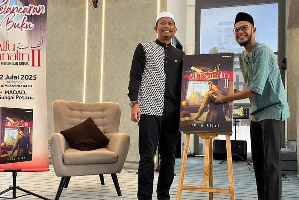 Pelancaran buku Alfu Sanatin II hasil karya Ibnu Rijal (kanan) disempurnakan oleh Mohammad Yaakub Yusra (kiri) di Masjid Darul Murtadha, MADAD pada Sabtu.