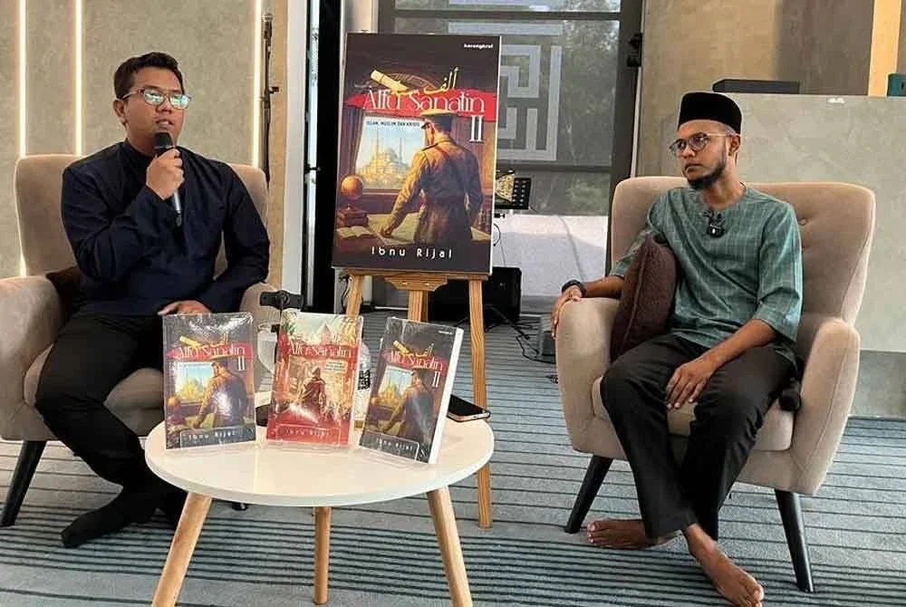 Sesi sembang santai bersama penulis buku Alfu Sanatin II, Ibnu Rijal (kanan) di Masjid Darul Murtadha, MADAD pada Sabtu.