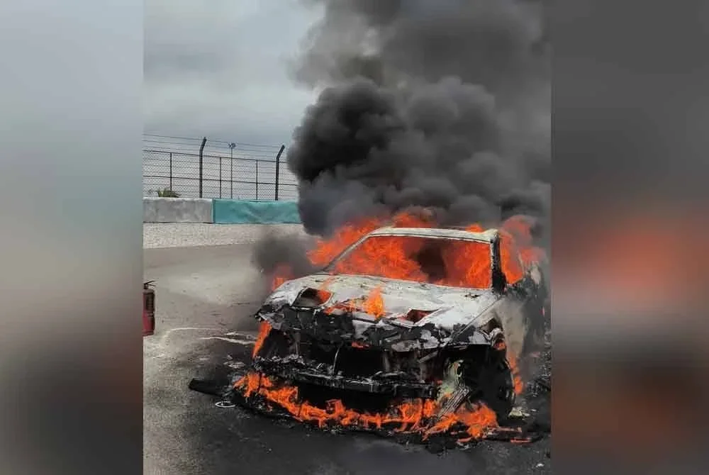 Sebuah kereta jenis BMW terbakar ketika menyertai satu acara perlumbaan di Litar Antarabangsa Sepang (SIC) hari ini. Foto JBPM Selangor