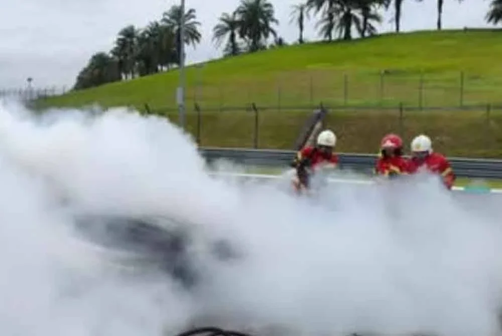 Sebuah kereta jenis BMW terbakar ketika menyertai satu acara perlumbaan di Litar Antarabangsa Sepang (SIC) hari ini.