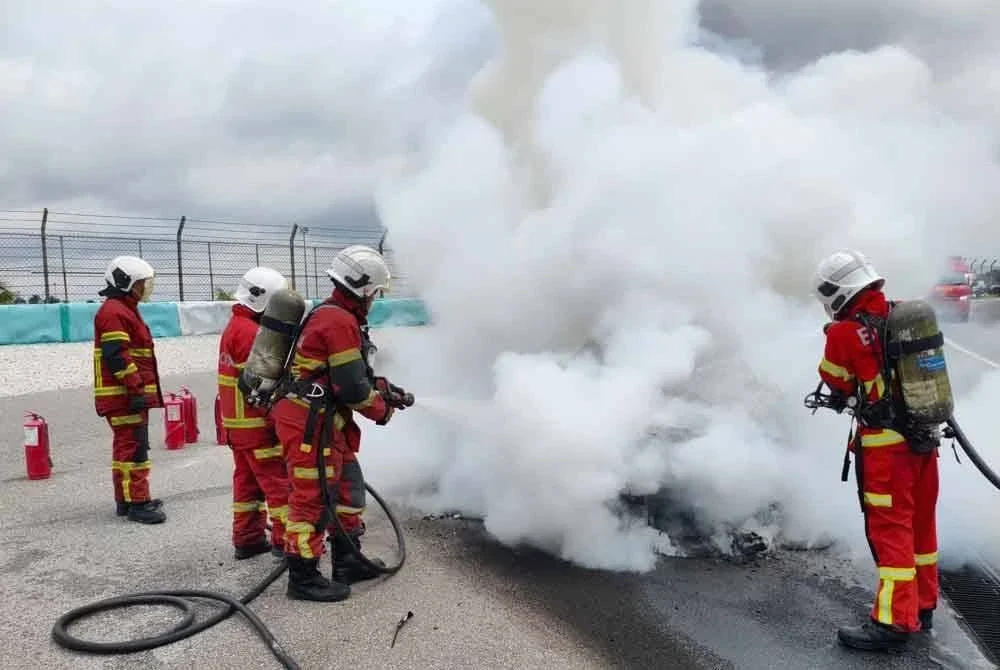 Anggota bomba memadam sebuah kereta jenis BMW terbakar di Litar Antarabangsa Sepang (SIC) hari ini. Foto JBPM Selangor