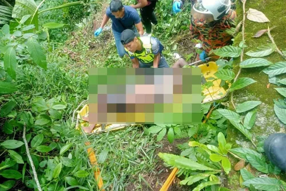 Mayat seorang lelaki yang ditemui dalam gaung diserahkan kepada pihak polis untuk tindakan lanjut. Foto ihsan Bomba Perak.