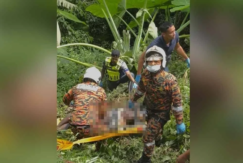 Pasukan bomba menjalankan operasi membawa naik mayat mangsa yang ditemui dalam gaung di Tapah pada Sabtu. Foto ihsan Bomba Perak