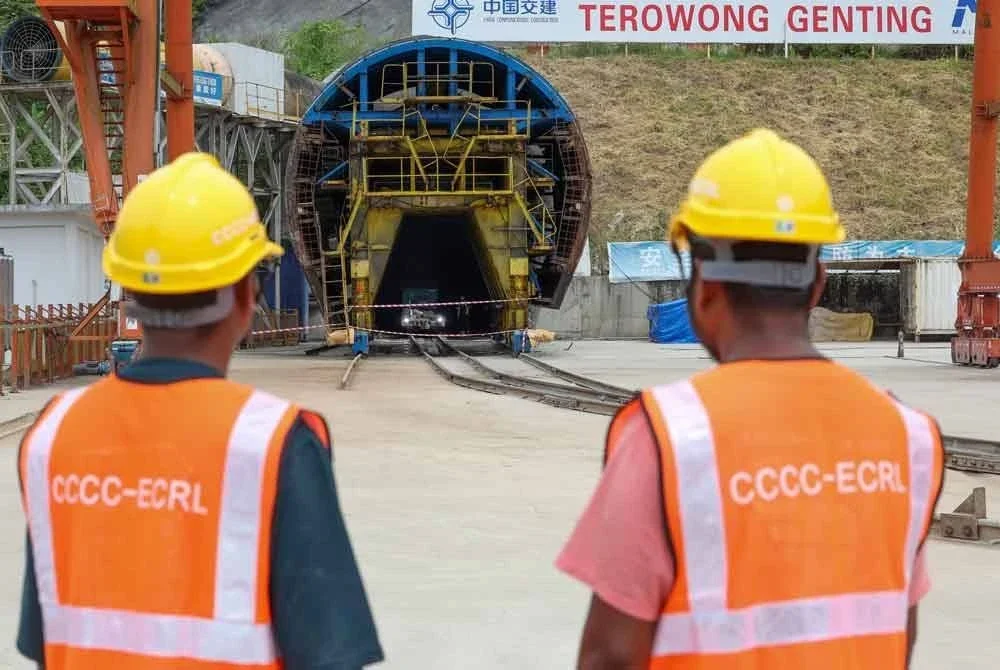 Projek Laluan Rel Pantai Timur (ECRL) Genting hari ini mencatatkan satu lagi pencapaian kejuruteraan yang besar dengan penyempurnaan kerja-kerja penembusan Terowong ECRL Genting yang dilaksanakan 10.8 KM dari pintu masuk terowong tersebut hari ini. Foto Bernama