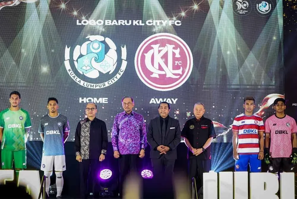 Anwar (empat dari kiri) dan Penaung KLFA, Datuk Fahmi Fadzil (tiga dari kiri) melancarkan logo dan jersi baharu KL City pada Majlis Jubli Emas 50 Tahun Persatuan Bola Sepak Kuala Lumpur di Bangsar South City di sini malam ini. Foto Bernama