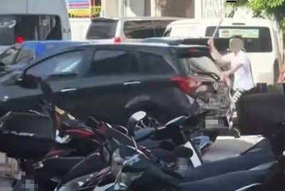 Polis sedang memburu suspek yang terlibat dalam kejadian khianat dengan bertindak memukul sebuah kereta menggunakan sebatang besi seperti dalam video tular baru-baru ini.
