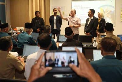 Fadillah memberi kata-kata perangsang kepada peserta Kursus AI for MY Future kawasan Parlimen Petra Jaya semasa lawatan ke CENTEXS, di sini. Foto Bernama