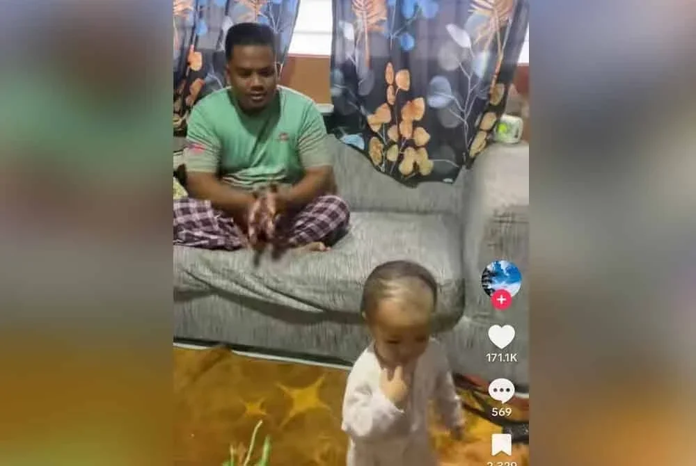 Adwa melarikan diri selepas melihat rambut gaya terbaharu bapanya.