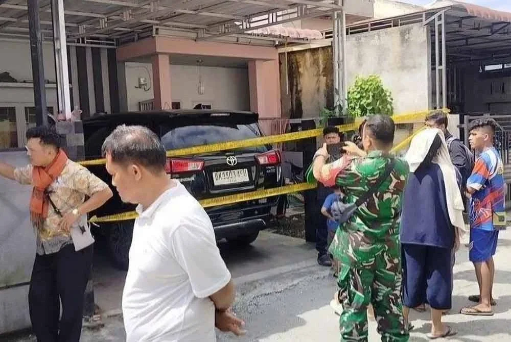 Penemuan mayat dalam sebuah kediaman di Kompleks Nicoland, Kecamatan Medan Johor pada Jumaat. Sumber gambar daripada Serambi News.