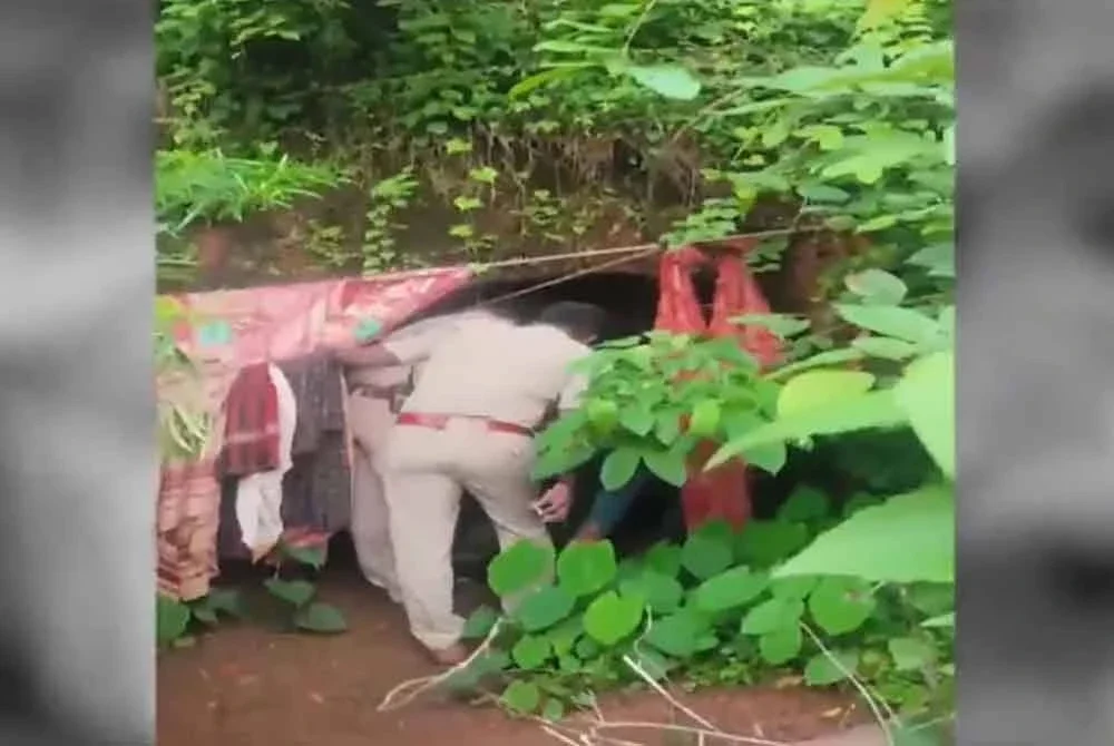 Tangkap layar pemeriksaan polis di gua terpencil di puncak Bukit Ramatirtha di Gokarna. - Foto: NDTV