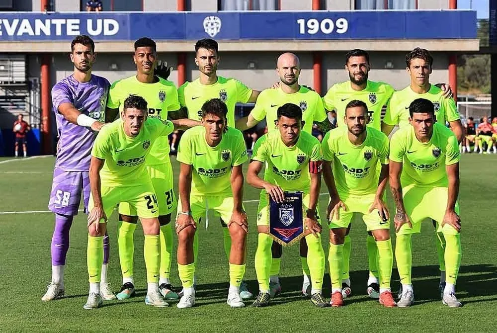 Kesebelasan utama JDT ketika berdepan Levante dalam aksi pramusim di Pusat Latihan Levant UD. - Foto: Johor Southern Tigers.
