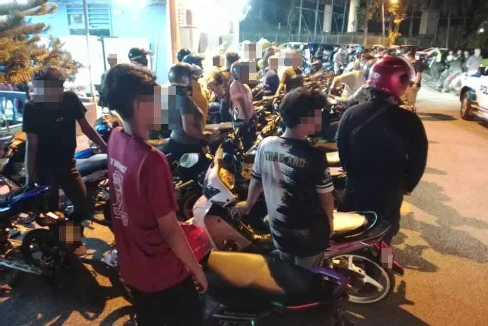 Antara individu ditahan dipercayai melakukan pelbagai aksi berbahaya di Persiaran Raja Muda Musa pada Ahad.