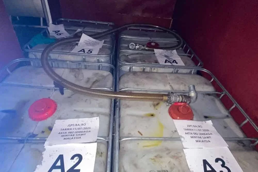 Tangki yang disyaki mengandungi minyak sawit mentah.