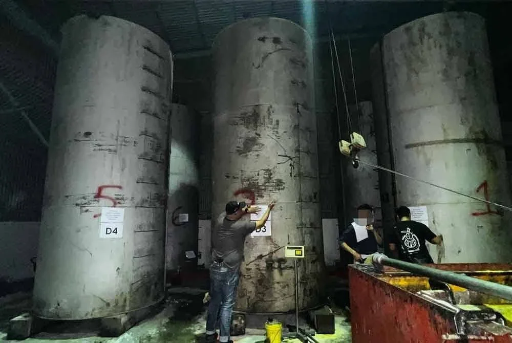 Sebuah kilang di Puchong diserbu dipercayai melakukan penyelewengan minyak masak.