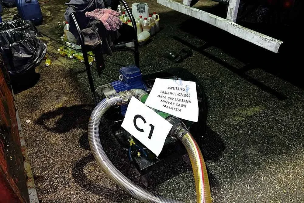 Antara peralatan yang dirampas dalam serbuan Op Sawit di sebuah kilang di Puchong pada Jumaat.