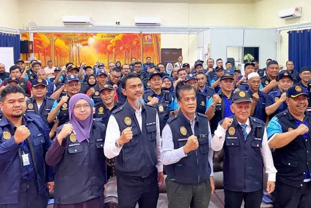 Dr Zaini (depan, tiga dari kanan) semasa merasmikan Operasi Bersepadu Undang-undang Kesihatan Awam (OSKA) Siri 7/2025 di Pejabat Kesihatan Daerah Pasir Mas pada Ahad.