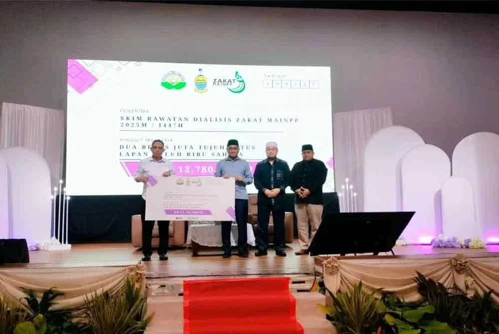 Rosidi menyampaikan replika cek peruntukan MAINPP kepada Muhamad Kairi untuk membiayai kos rawatan dan pengurusan dialisis di Zakat MAINPP.