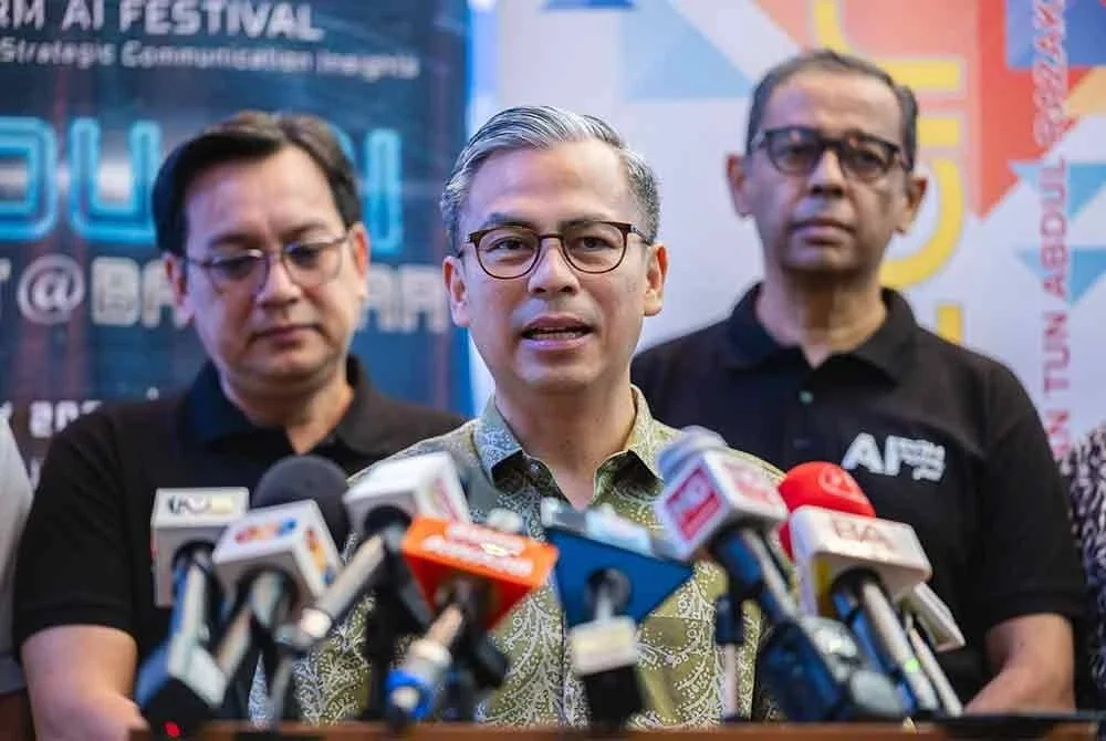 Fahmi bercakap pada sidang akhbar pada program Institut Perhubungan Awam Malaysia (IPRM) YOU & AI: MEET@BANGSAR hari ini. - Foto: Bernama