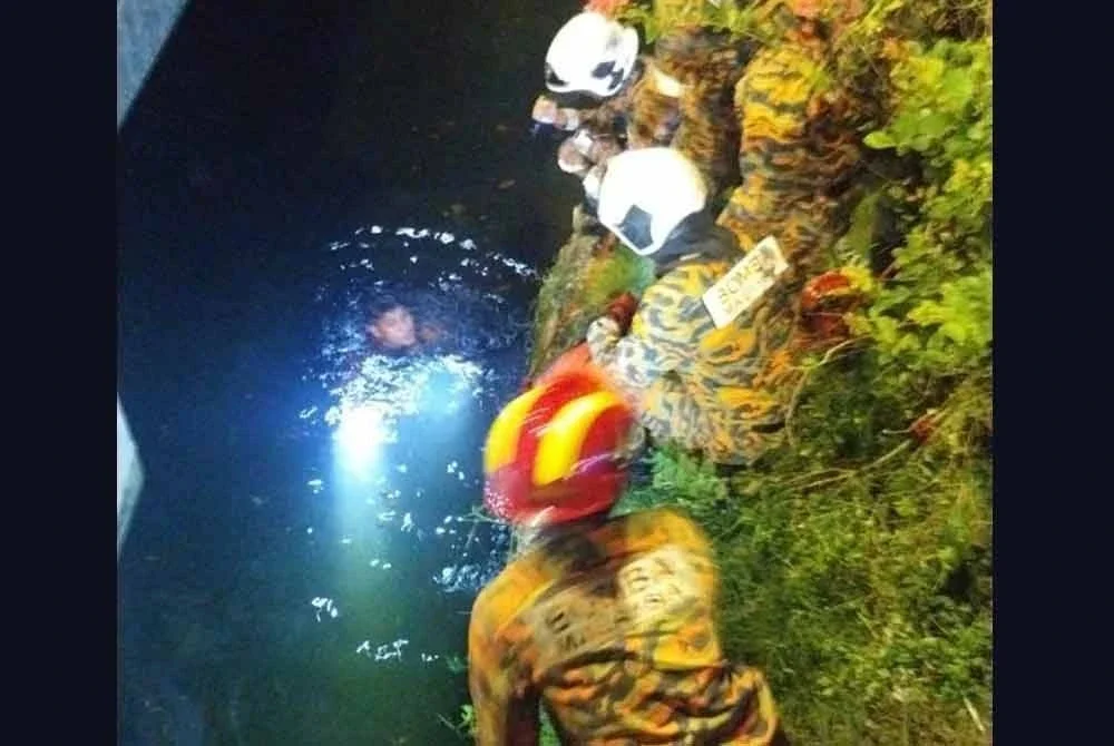 Anggota bomba menjalankan gerakan menyelamatkan mangsa. Foto BBP Larkin