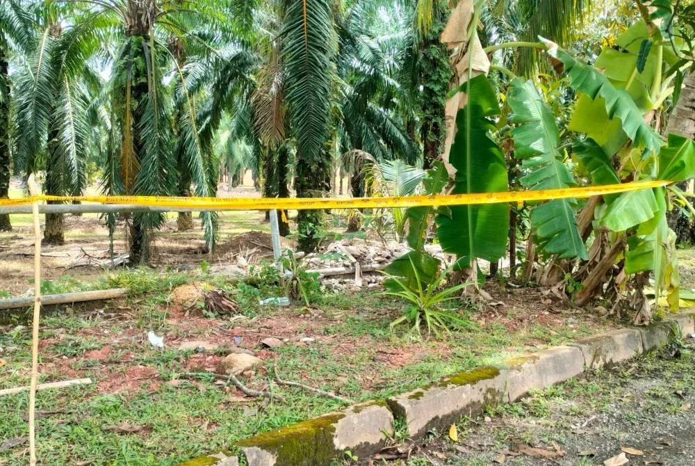 Lokasi bayi lelaki ditinggalkan di Taman Cempaka Indah, Bukit Selambau pada Sabtu.
