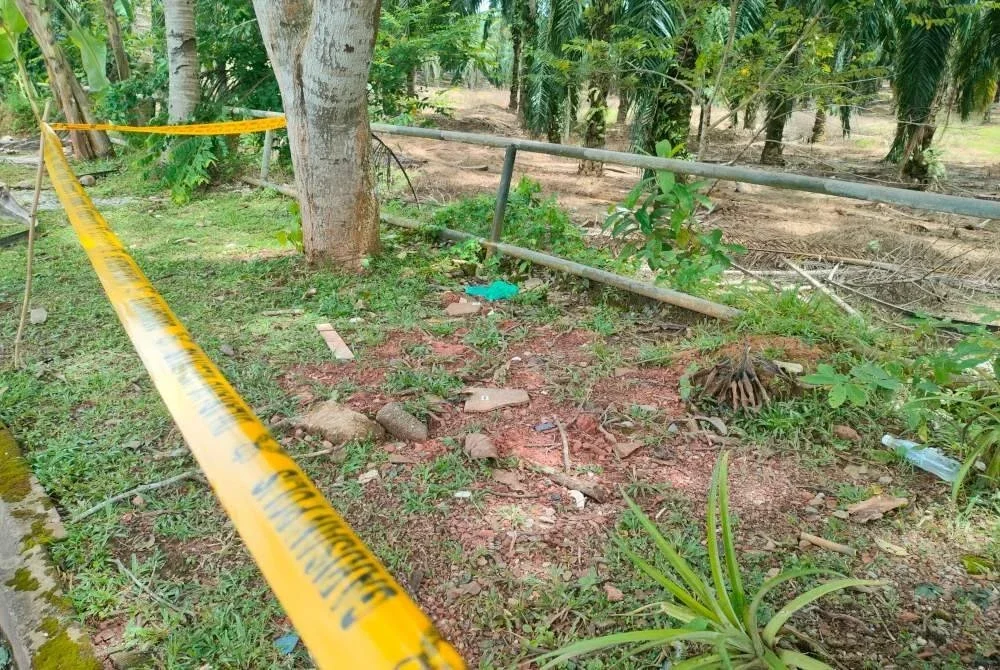 Lokasi bayi lelaki ditinggalkan di Taman Cempaka Indah, Bukit Selambau pada Sabtu.
