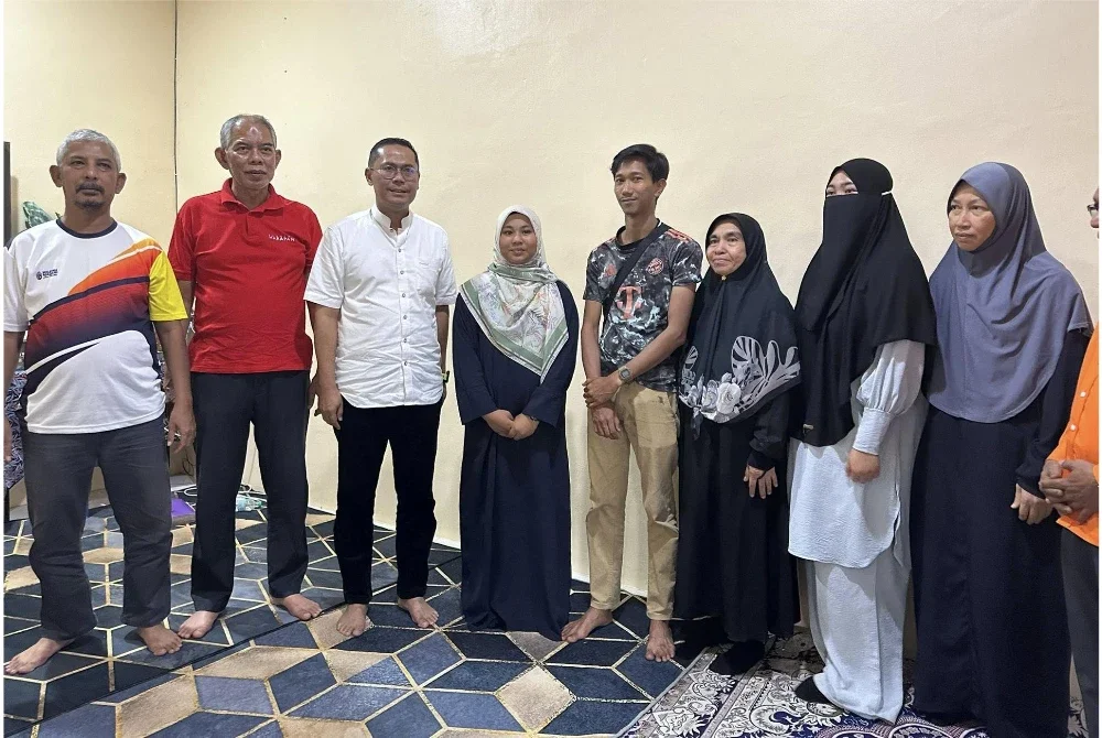 Asmirul (tiga dari kiri) bersama wakil Amanah Kedah mengunjungi adik Qisya (lima dari kanan) di Jitra.