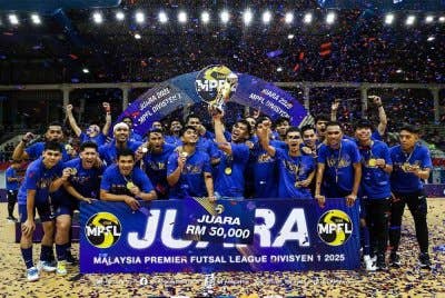 Pemain-pemain JDT meraikan kejayaan mengekalkan kejuaraan MPFL Divisyen 1 2025 di Stadium Bandaraya Pasir Gudang, Johor, pada Sabtu. Foto: FAM