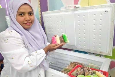 Khalilah menunjukkan aiskrim montel yang diinovasikan daripada aiskrim Malaysia.