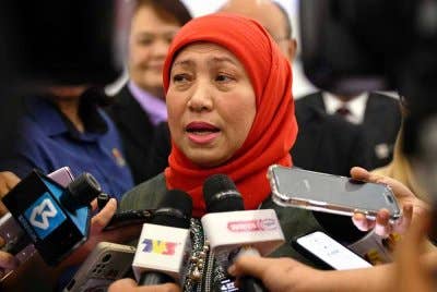 Nancy Shukri ketika ditemui pemberita selepas menghadiri Majlis Perasmian dan Penyampaian Sijil APC 2024 Pejabat Pendidikan Kuching di Dewan HIKMAH Kuching, hari ini. - Foto: Bernama