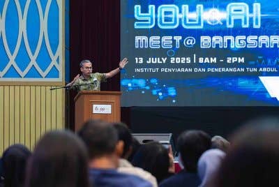 Fahmi berucap pada Majlis Perasmian ?IPRM AI Festival 2025, Global PR AI Strategic Communication Insights, You & AI: Meet @Bangsar!? di IPPTAR Angkasapuri Kota Media, hari ini. - Foto: Bernama