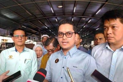 Mohammed Taufiq ketika hadir melakukan penyerahan projek naik taraf Medan Selera Jalan Dewa Sungai Petani pada Ahad.