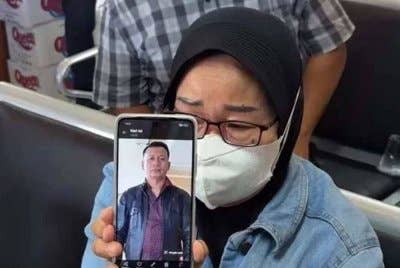 Pada 11 Julai lepas, media melaporkan seorang rakyat Malaysia, Fauzey Awang, 55, disahkan antara tiga mangsa yang ditemukan maut di perairan Pantai Perancak, Bali susulan tragedi feri Tunu Pratama Jaya yang karam 2 Julai lepas. Foto Jawapos