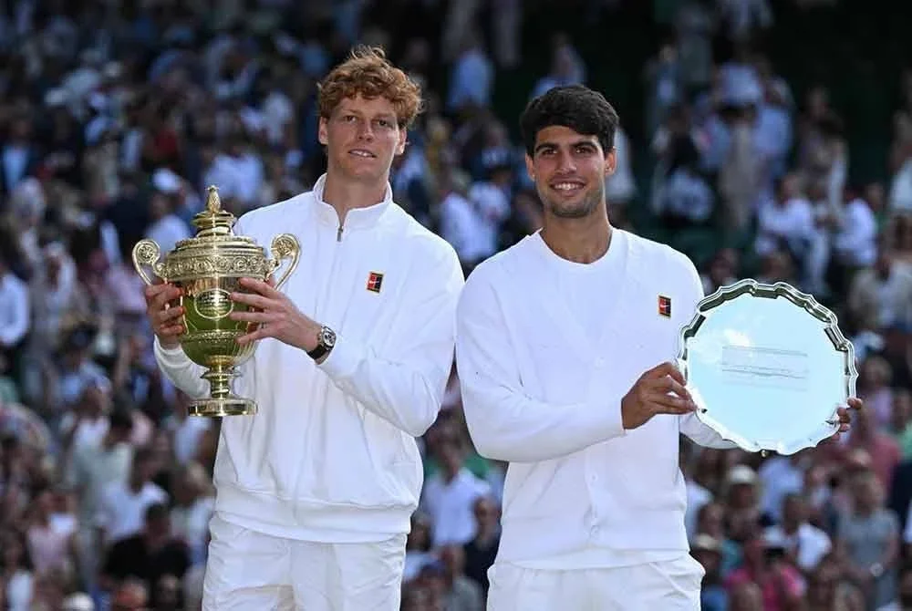 Sinner (kiri) juara Wimbledon selepas menumpaskan Alcaraz dalam perlawanan akhir penuh mendebarkan, di All England Club, pada Isnin. FOTO: WIMBLEDON