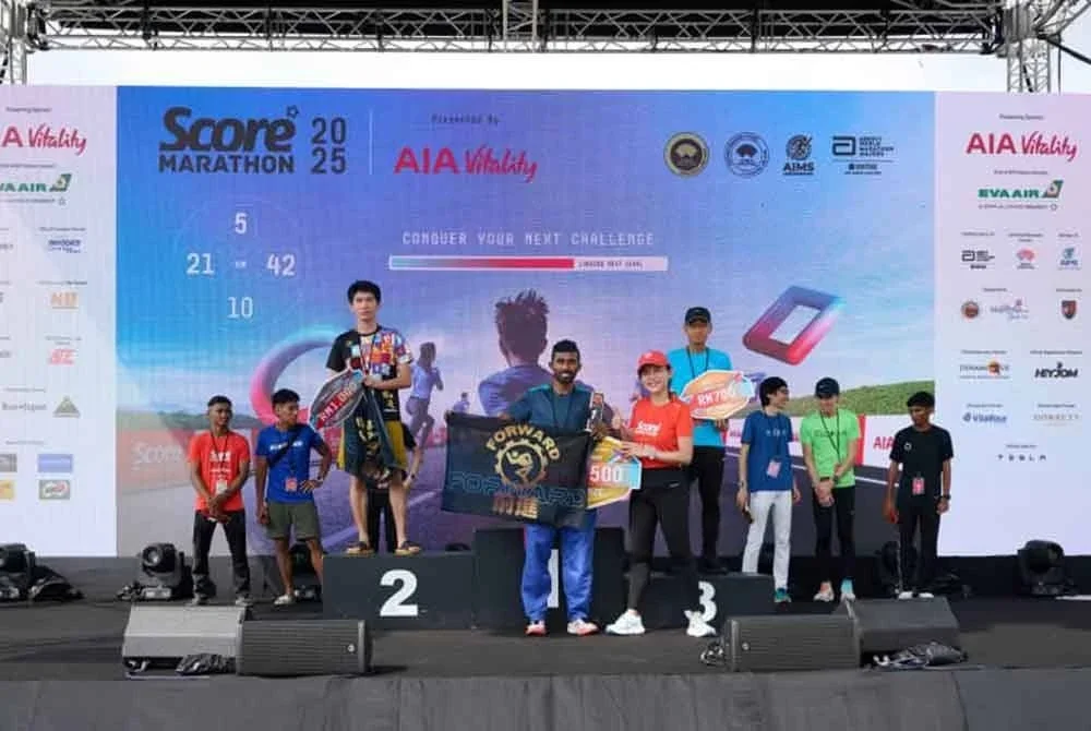 Siva (empat dari kiri) menerima hadiah selaku pemenang acara full maraton daripada Patricia selepas tamat perlumbaan. Foto Score Marathon.