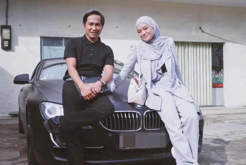 Wanita tersebut pernah memuat naik gambar bersama Abdul Gafur di hadapan kereta mewah jenis BMW pada Disember 2021.