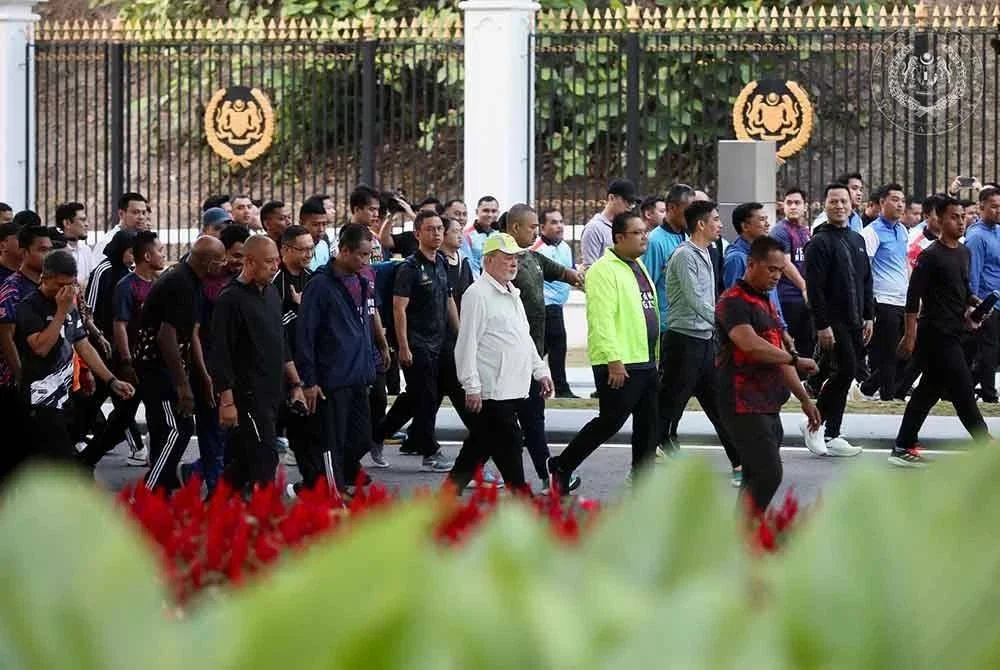 Seri Paduka Baginda berkenan berjalan kaki sejauh 2.5 kilometer mengelilingi perimeter dalam kawasan Istana Negara. Foto FB Sultan Ibrahim