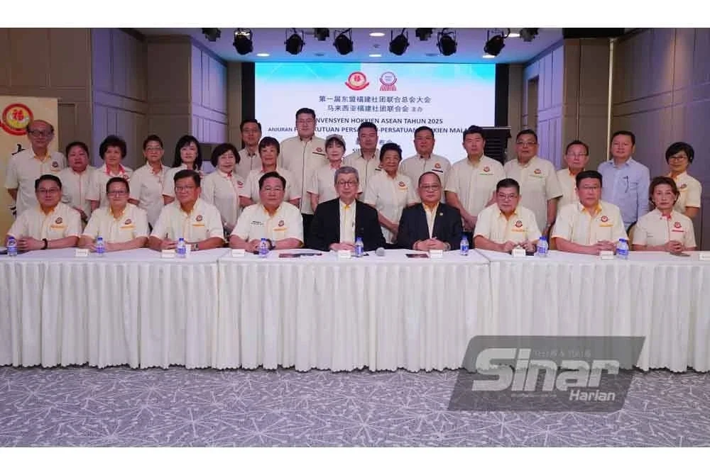 Hock San (duduk, tengah) pada sidang media Konvensyen Fujian ASEAN 2025 di Plaza Seri Setia pada Isnin. FOTO SINAR HARIAN/MOHD HALIM ABDUL WAHID