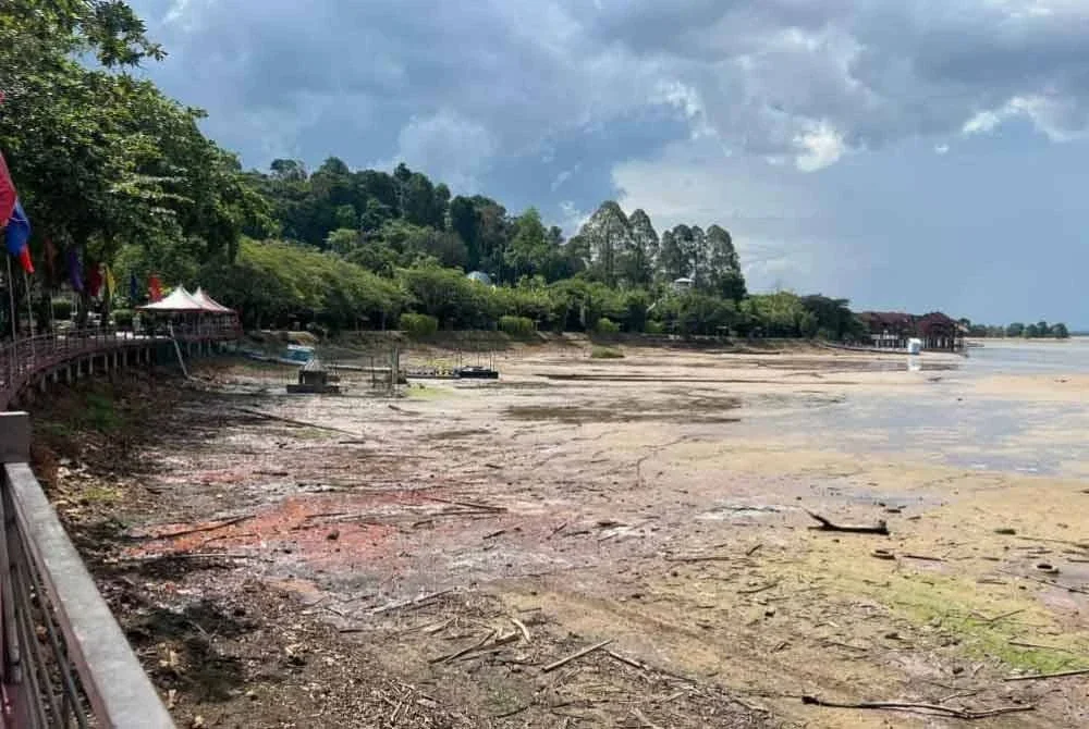 Keadaan semasa Empangan Bukit Merah yang tular dikongsi di media sosial. - Foto media sosial