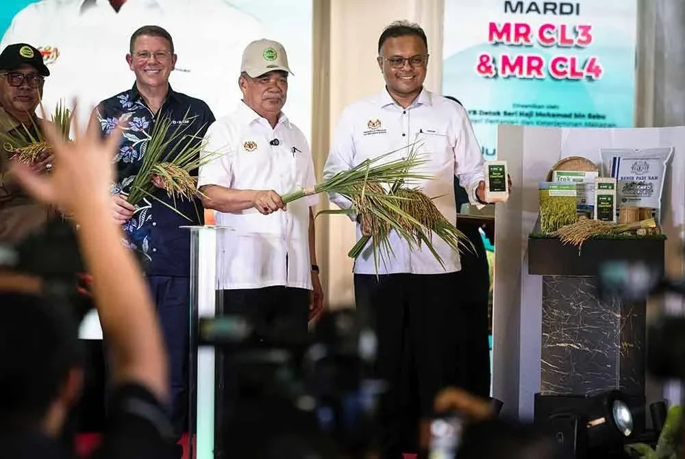 Mohamad bergambar pada Majlis Pengisytiharan Varieti Padi Clearfield Baharu Mardi MR CL3 dan MR CL4, di Pusat Benih Padi FELCRA Plantation Service Sdn Bhd, FELCRA Seberang Perak, pada Isnin. Foto Bernama
