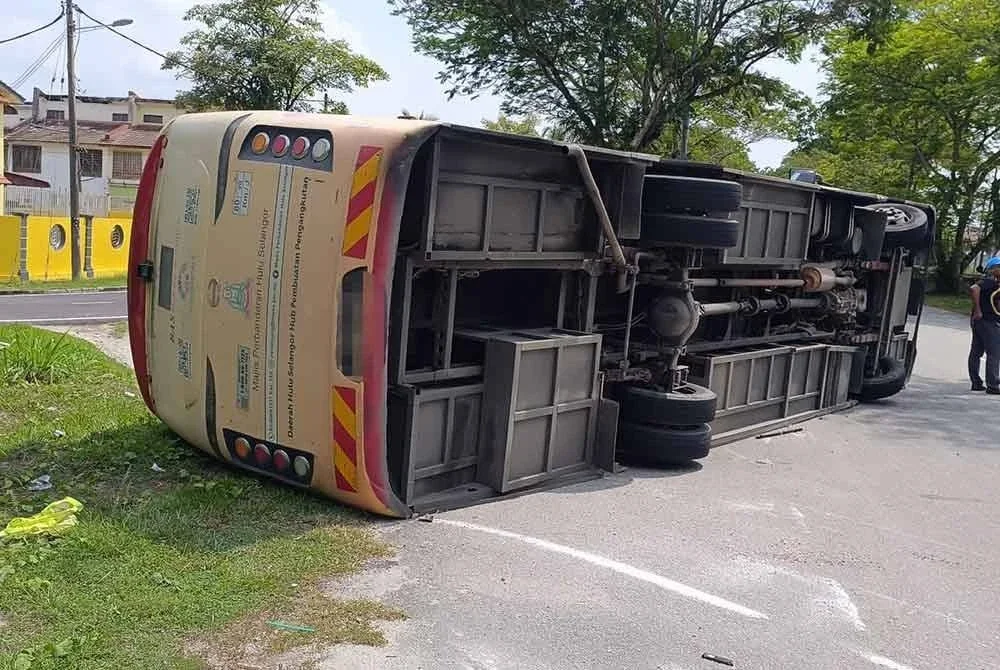Sebuah bas Smart Selangor terbalik dalam kejadian di Bukit Sentosa pada Isnin. Foto JBPM Selangor