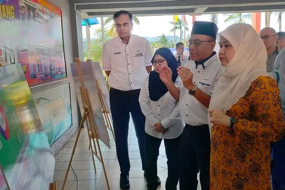 Fadhlina (kanan) ketika membuat lawatan di SMK Taman Widuri pada Isnin.