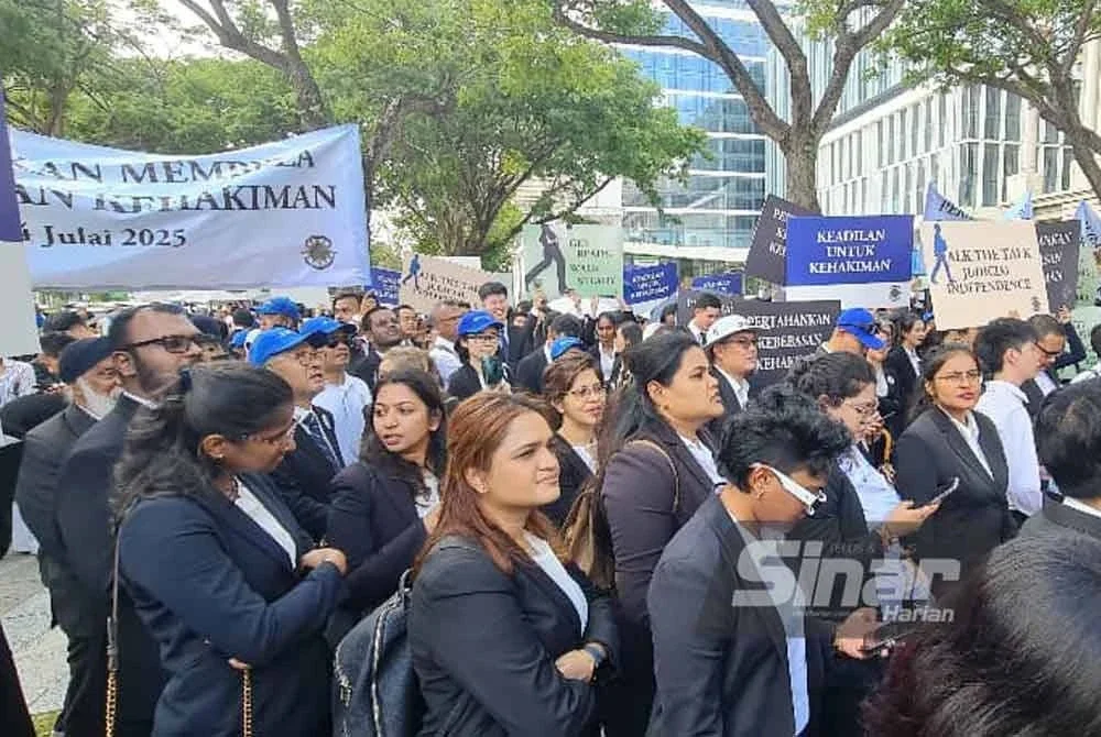 Peserta perarakan hadir dengan pakaian hitam sebagai simbol solidariti dan membawa plakad menuntut ketelusan dalam pelantikan kehakiman.