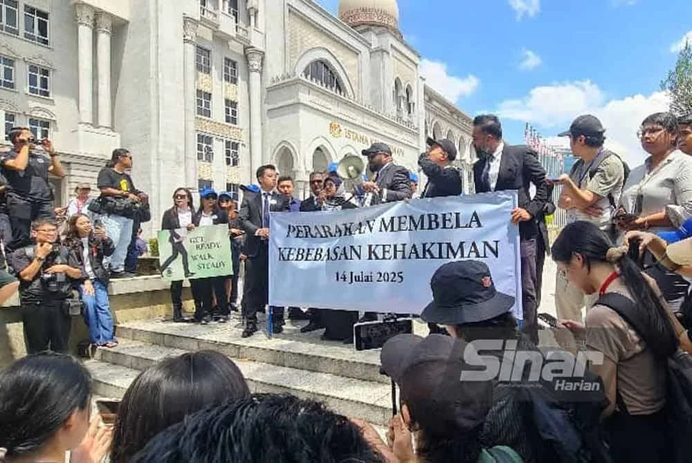 Sebahagian besar ahli Majlis Peguam Malaysia berhimpun di hadapan Istana Kehakiman pada Isnin bagi menyertai Perarakan Demi Mempertahankan Kebebasan Kehakiman.